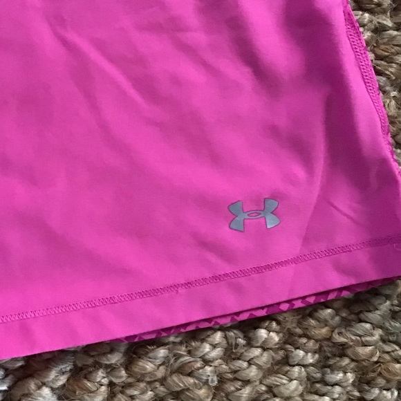 Under Armour Long Sleeve Top. -1 - Picture 4 of 4